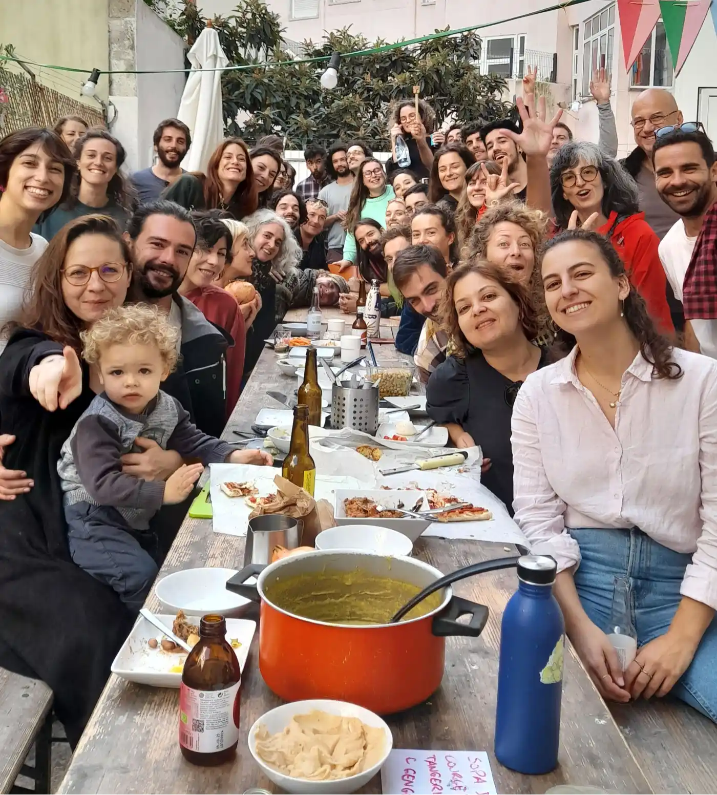 Membros da Cooperativa Rizoma no páteo.